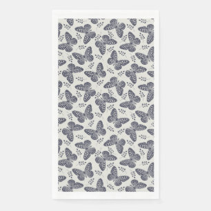 Dunkelblaues Schmetterlingsmuster auf grauem Hinte Serviette