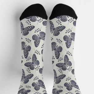 Dunkelblaues Schmetterlingsmuster auf grauem Hinte Socken