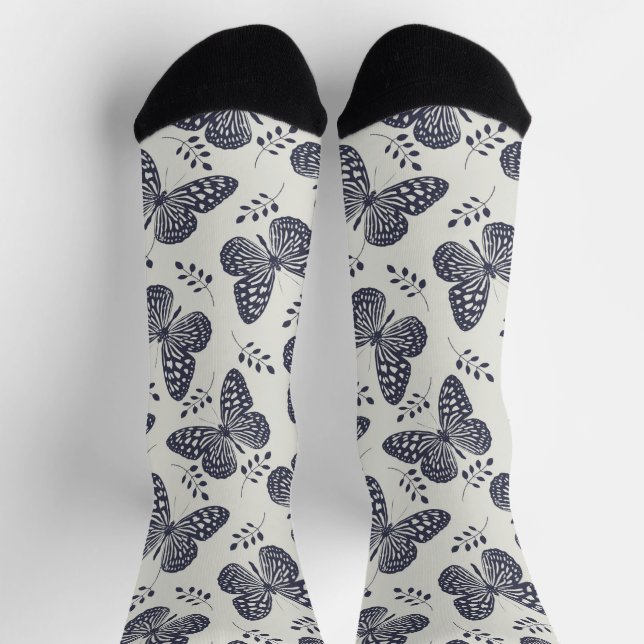 Dunkelblaues Schmetterlingsmuster auf grauem Hinte Socken (Oben)