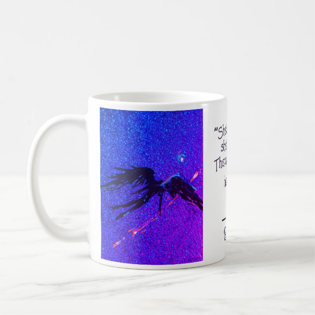 Dunkelflügelige Figur, die über den Raum fliegt &  Kaffeetasse (Links)