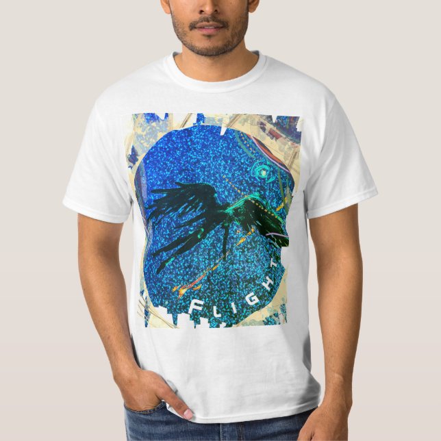 Dunkelflügelige Figur, die über den Weltraum flieg T-Shirt (Vorderseite)