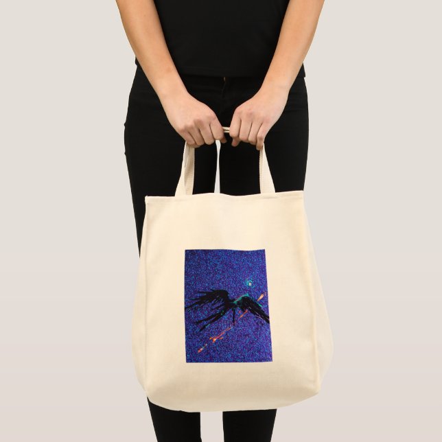 Dunkelflügelige Figur, die über den Weltraum flieg Tragetasche (Vorderseite (Produkt))
