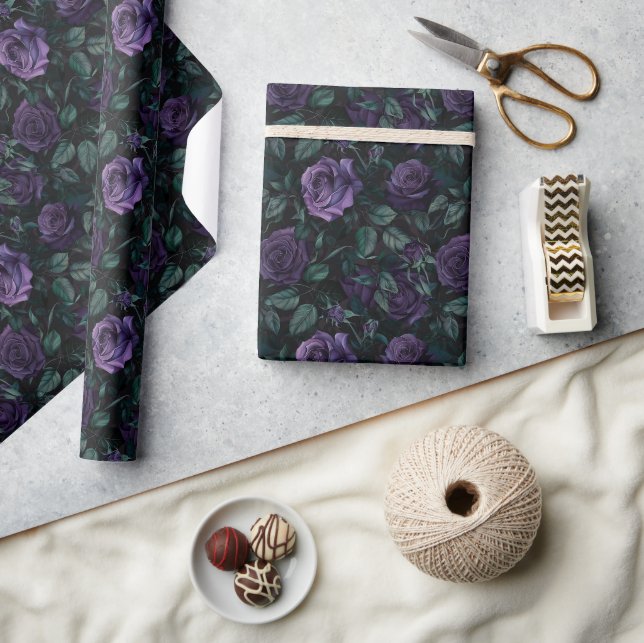 Dunkelgotische Blumenmuster mit tiefen Lila Rose Geschenkpapier (Kunsthandwerk)