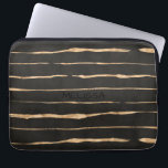 Dunkelgrau- und Rose-Farbgoldmuster Laptopschutzhülle<br><div class="desc">Dunkle Draie und Rose Gold moderne handgefertigte Streifen Muster. Maßgeschneidertes Monogramm in geschweißtem reinem Schwarz.</div>