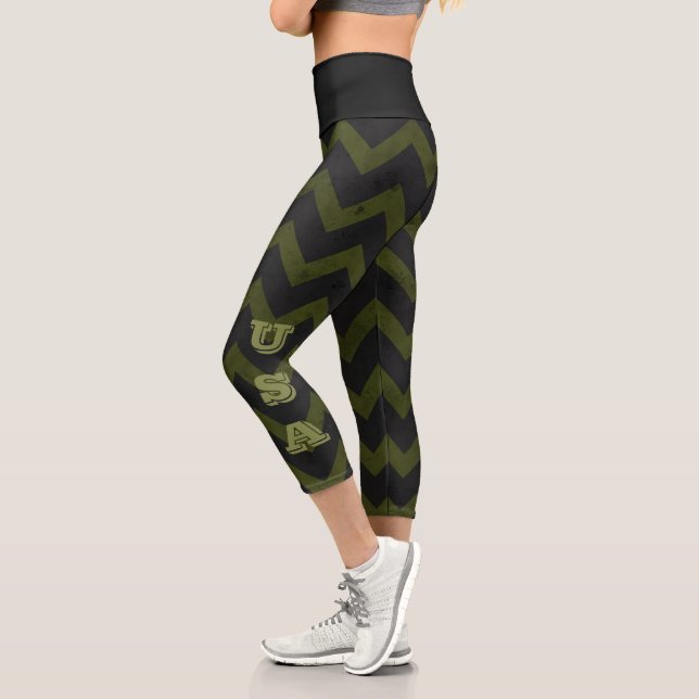 Dunkelgraue Armee grün Vintag Zickzack Monogramm Capri Leggings (Links)