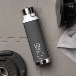 Dunkelgraue, moderne Typografie - Personalisierter Trinkflasche<br><div class="desc">Eine trendige,  vakuumisolierte Wasserflasche mit personalisiertem Namen in Weiß,  moderner Typografie auf dunkelgrauem Hintergrund. Personalisieren Sie die Flasche,  indem Sie den Namen mit dem gewünschten Namen bearbeiten und ersetzen. Ideal für ein Geburtstagsgeschenk,  Hochzeitsgeschenk,  Trauzeuge,  etc. Wählen Sie Ihre Wasserflasche. Wählen Sie Ihre Wasserflasche.</div>