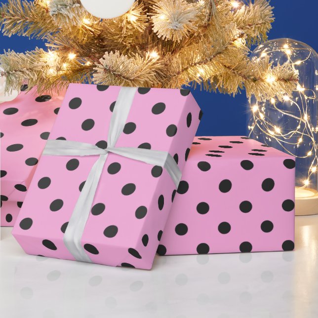 Dunkelgraue Polka-Punkte auf heiß hellrosa Geschenkpapier (Feiertage)