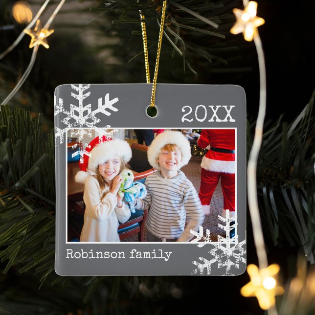 Dunkelgraues Foto Grenzen Weiße Schneeflocken Urla Keramikornament (Rustic snowflake family holiday keepsake photo ornament perfect for gifts to bring joy to others.)