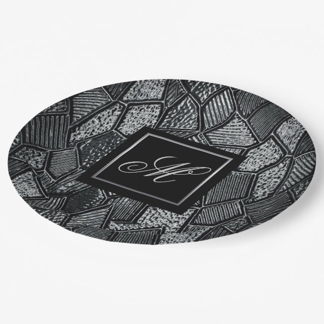 Dunkelgraues Mosaikglas Mit Monogramm Pappteller (Schrägansicht)