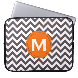 Dunkelgraues weißes Monogramm-Zickzack Muster Laptopschutzhülle