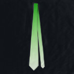 Dunkelgrün bis leicht grün krawatte<br><div class="desc">Die Farbe des Jahres für 2017 ist das Grün der Natur. Ich kombinierte mehrere grüne Farbtöne,  um diese subtile Kaskadenhalskette zu schaffen. St. Patrick's Day jedermann! Außerdem ist eine passende Geschenkverpackung erhältlich. Von celeste@khoncepts.com</div>