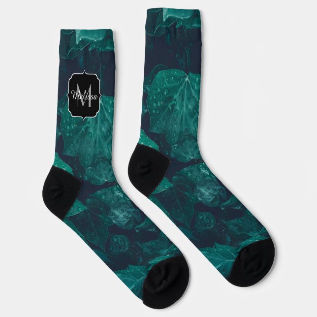 Dunkelgrüne Efeu-Blätter Wasser fällt Monogramm Socken (Rechts)