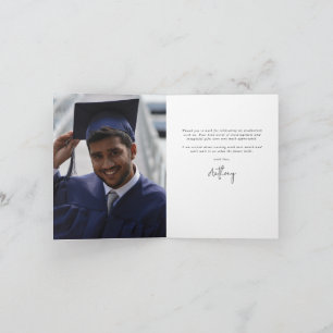 Dunkelgrüne elegante Schrift Graduiertenfoto + Nac Dankeskarte