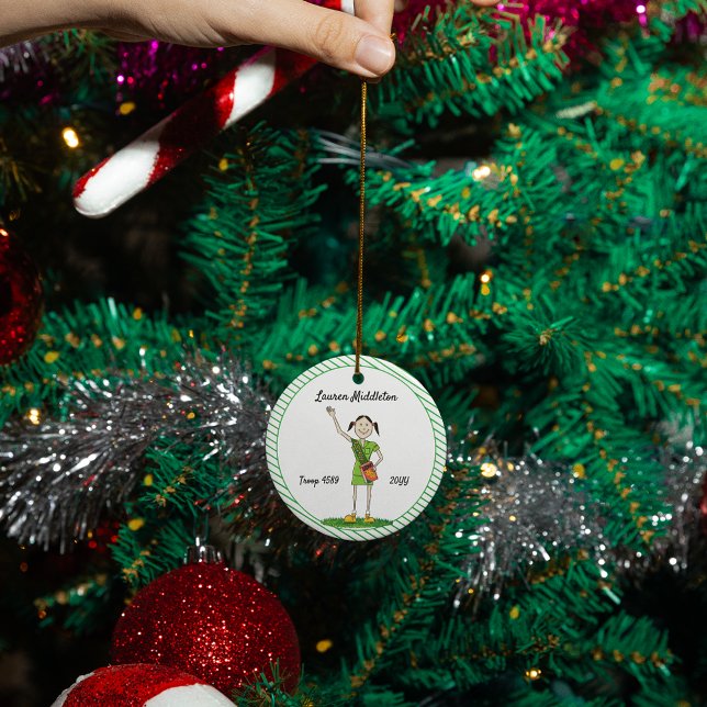 Dunkelhaarige Junior Girl Pfadfinder Grün gestreif Keramikornament (Von Creator hochgeladen)