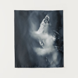 Dunkelheit und Chaos über dem Berg Wandteppich