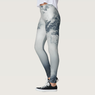 Dunkelheit und geheimnisvolle Wolken über dem Berg Leggings