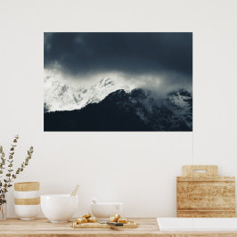 Dunkelheit und Licht auf schneebedeckte Berge Poster