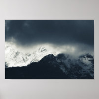 Dunkelheit und Licht auf schneebedeckte Berge