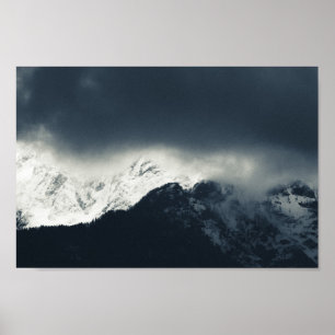 Dunkelheit und Licht auf schneebedeckte Berge Poster