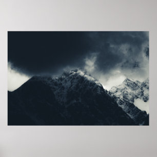 Dunkelheit und stürmische Wolken über den Bergen Poster