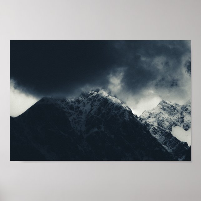 Dunkelheit und stürmische Wolken über den Bergen Poster (Vorne)