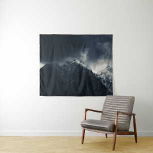 Dunkelheit und stürmische Wolken über den Bergen Wandteppich