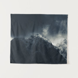 Dunkelheit und stürmische Wolken über den Bergen Wandteppich