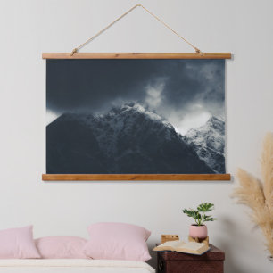 Dunkelheit und stürmische Wolken über den Bergen Wandteppich Mit Holzrahmen