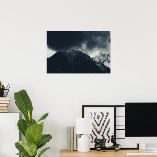 Dunkelheit und Sturmwolken über Bergen Poster