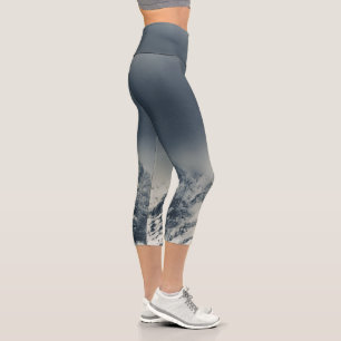 Dunkelheit und Wolken auf den Bergen Capri Leggings