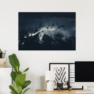 Dunkelheit und Wolken über den Bergen Poster