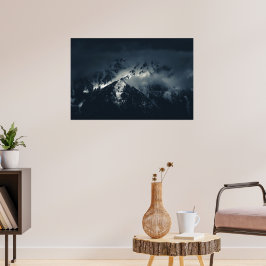 Dunkelheit und Wolken über den Bergen Poster