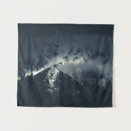 Dunkelheit und Wolken über den Bergen Wandteppich