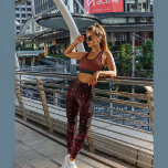 Dunkelkirschrot mit einem Überdruck der Rose Leggings<br><div class="desc">Genießen Sie diese niedlichen praktischen Leggings mit schwarzem, kirschrotem und Rose-Buts-Druck in allen Leggings. Sie werden für tägliche Aktivitäten oder Gymnastikbesuche phantastisch, für Joggen und Laufen. Sie finden einen passenden Saitenbeutel in der gleichen Kirschrot-Farbe mit Rose auf dem Hintergrund. Es gibt ähnliche Leggings ohne den Gesamtdruck mit , aber mit...</div>