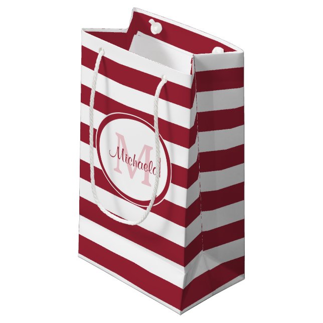 Dunkelrote Sandstreifen mit modischer Monogramm Kleine Geschenktüte (Vorderseite Schrägansicht)