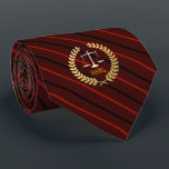 Dunkelrote Streifen-kundenspezifischer Krawatte<br><div class="desc">Elegante rote, schwarze und kastanienbraune gestreifte Gerichtsskalen der kundenspezifischen Initialen-Krawatte der Gerechtigkeit.</div>