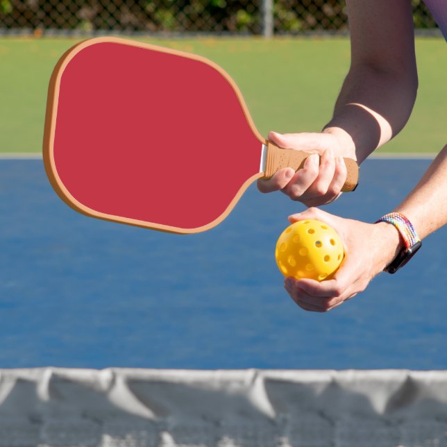 Dunkelroter Hintergrund Pickleball Schläger (InSitu)