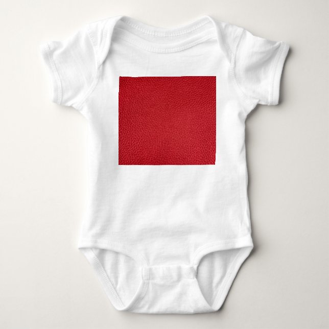 Dunkelrotes Kunstleder in der Nähe. Baby Strampler (Vorderseite)
