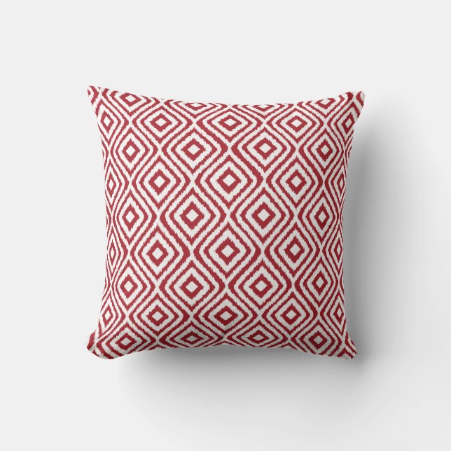 Dunkelrotes Tribal-Ikat-Diamantmuster Kissen (Vorderseite)