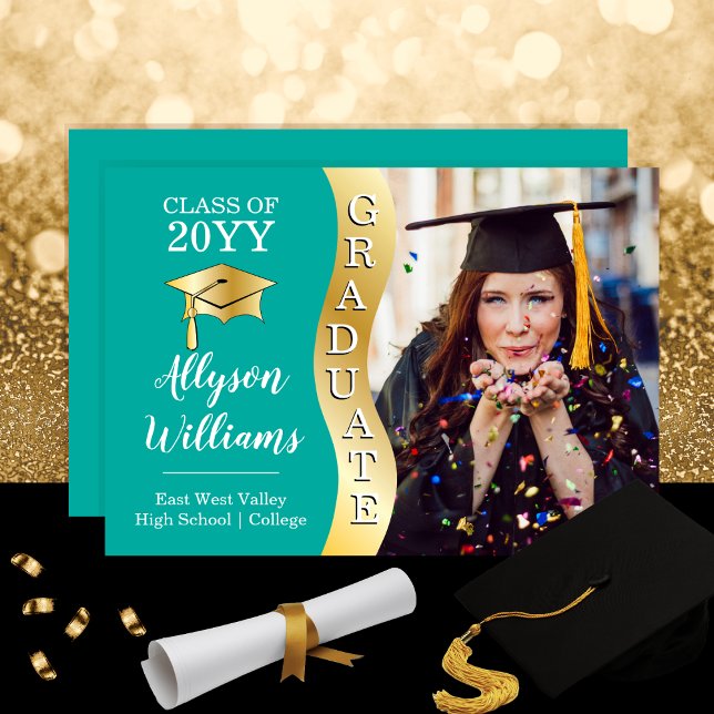Dunkeltürkis | Gold Graduate Wave Grad Cap Foto Ankündigung (Teal and Gold Tone "Graduate" Wave Grad Cap One Photo Graduation Announcement)