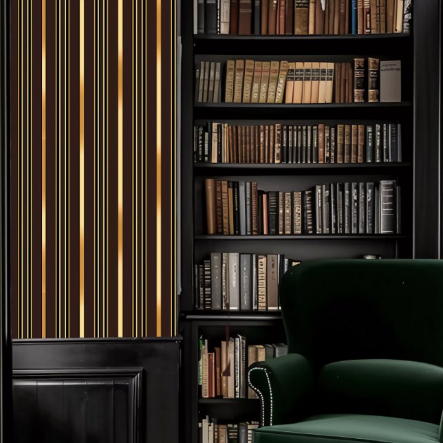 Dunkle Akademie braun und Gold gestreift Tapete (Dark Academia Brown and Gold Striped Wallpaper in a library.)