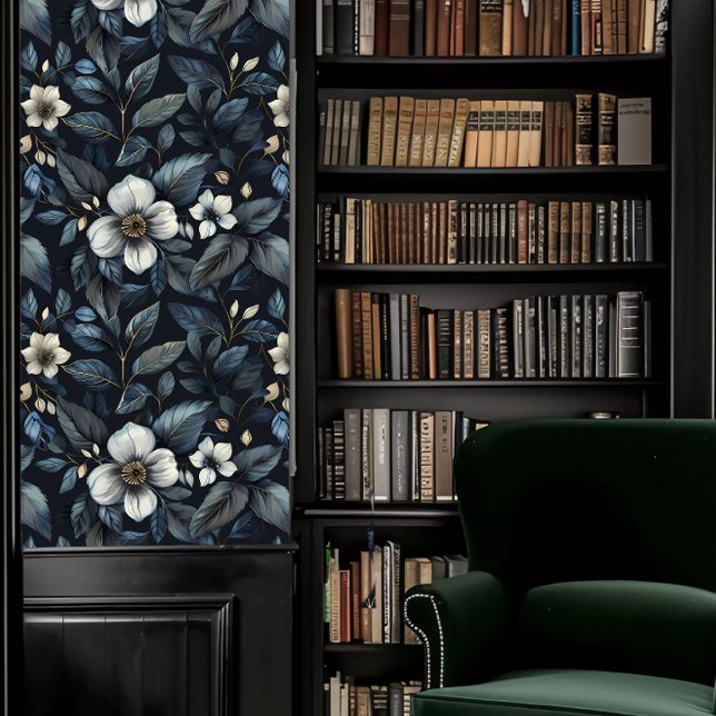 Dunkle Akademie Weiße Blume und blaue Blätter Tapete (Dark Academia White Flowers and Blue Leaves Wallpaper in a library.)