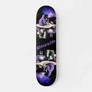 Dunkle Alice und die Raupe Rauchen im Pilz Skateboard