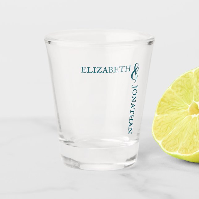 Dunkle Aquamarine moderne Typografie Hochzeit Schnapsglas (Vorderseite)