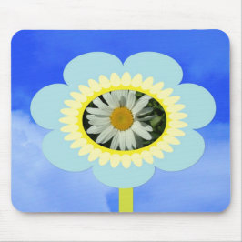 dunkle Blume und blauer Himmel Mousepad