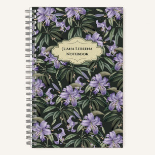 Dunkle Blumenträume mit realistischer Lila Lilie Notizbuch