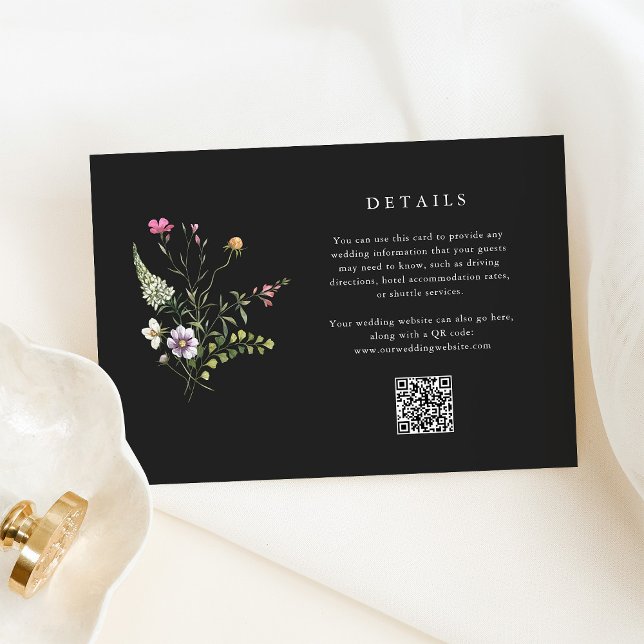 Dunkle botanische Wildblumen Hochzeitdetails QR-Co Begleitkarte (These elegant wedding guest detail cards feature delicate wildflowers on a dark background)