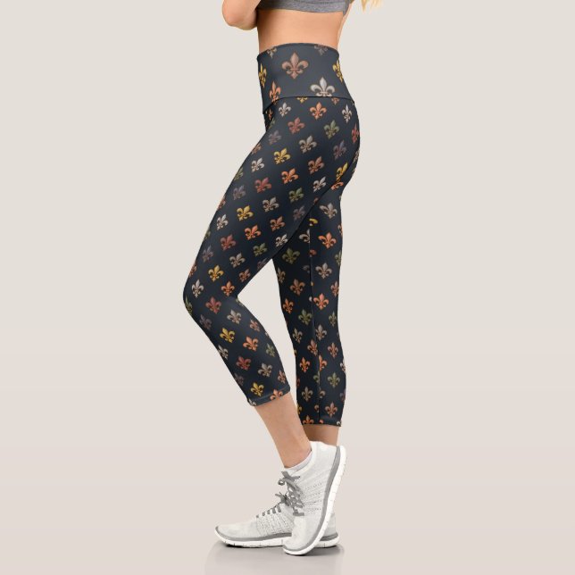 Dunkle Erde Waldlandschaft Fleur-de-lis Design  Capri Leggings (Links)
