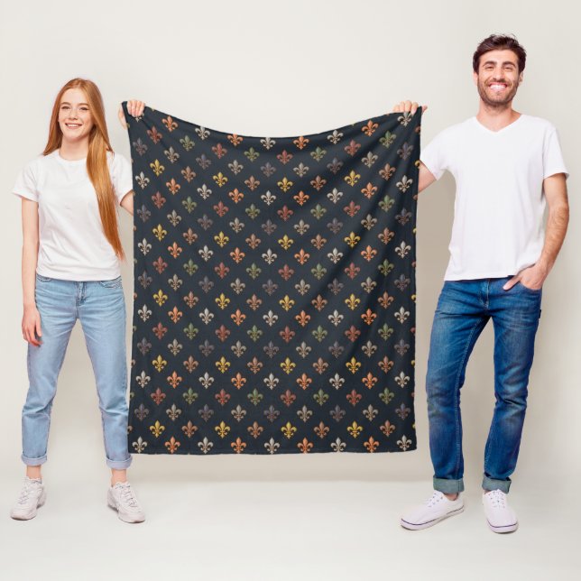 Dunkle Erde Waldlandschaft Fleur-de-lis Design  Fleecedecke (Beispiel)