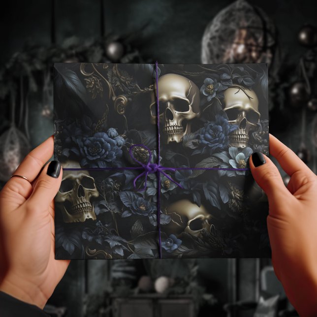 Dunkle florale Gothic Black & Blue Skulls Creepy Geschenkpapier (Von Creator hochgeladen)